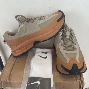 Nike vomero size 8.5 Beige and Orange Sneakers come with Nike socks